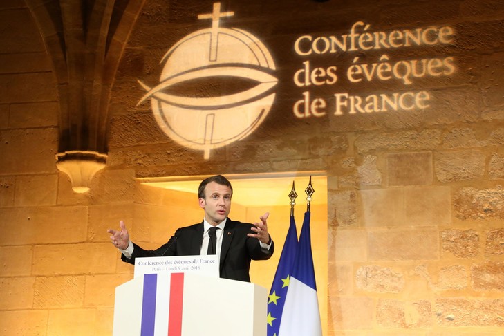 Discurso del presidente Macron ante los Obispos: ¿Sirenas de bombardeo o cantos de sirena?